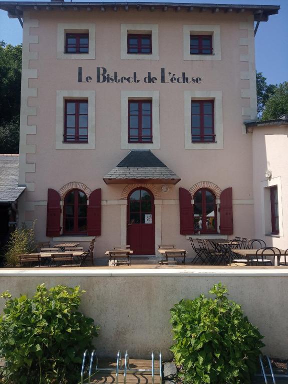 un bâtiment avec les mots la blued die iglesias dans l'établissement Le bistrot de l'écluse, à La Roussiere