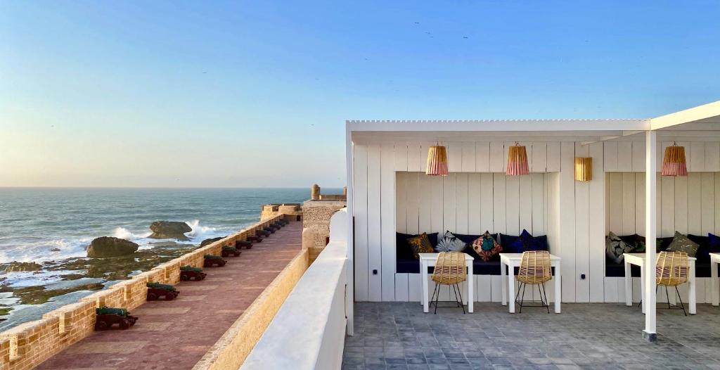 エッサウィラにあるHostel La Smalaの海の景色を望むビーチハウス