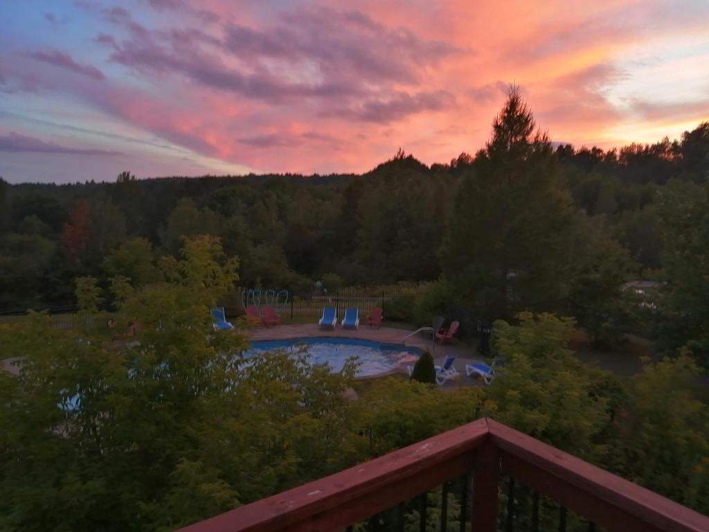 Bazén v ubytování Condos Vacances Orford nebo v jeho okolí