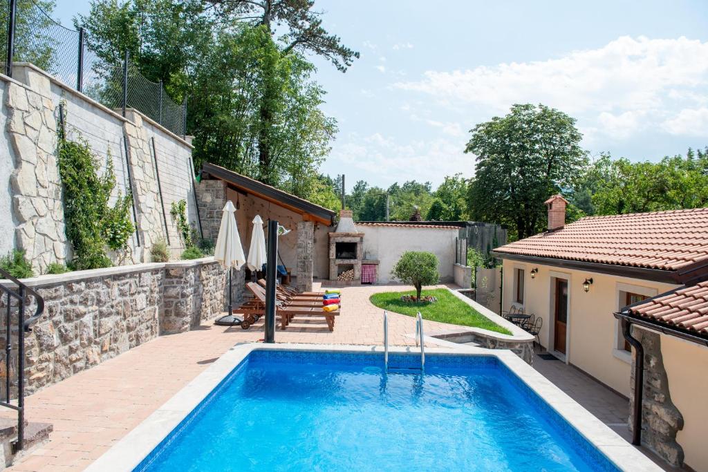 einen Pool im Hinterhof eines Hauses in der Unterkunft Kuća za odmor in Jurdani