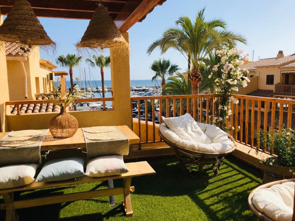 阿爾啼的住宿－Ático en Altea, Puerto de Campomanes，一个带桌椅的庭院和大海