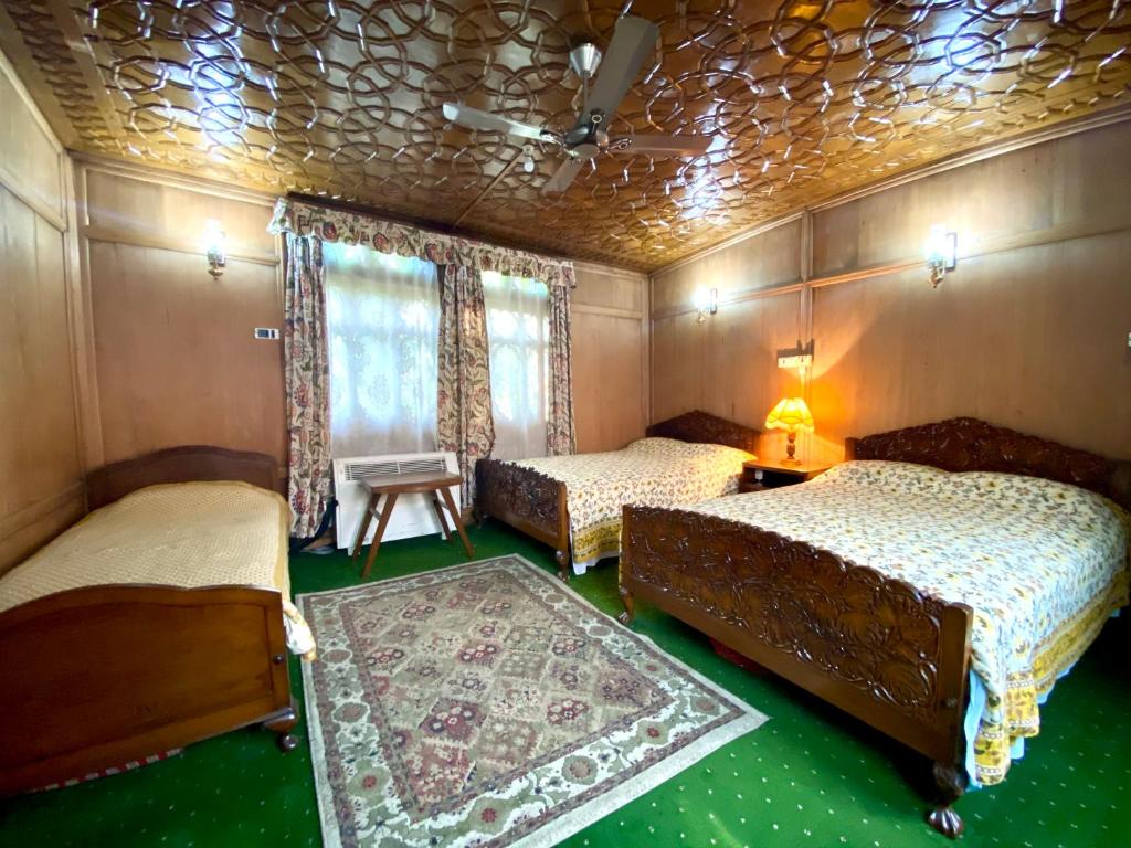 Gallery image of Green Paradise Houseboat - Centrally Heated in Srinagar