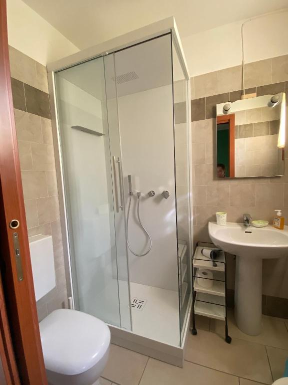 un bagno con doccia e lavandino di Agostini Daniela B&B a Cadoneghe