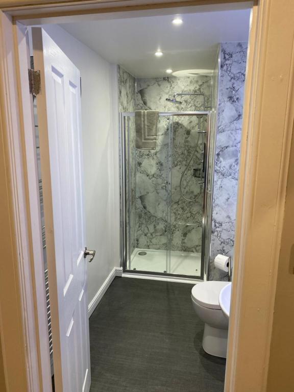 Adrian's Guest House - Family Room With Private Bathroom