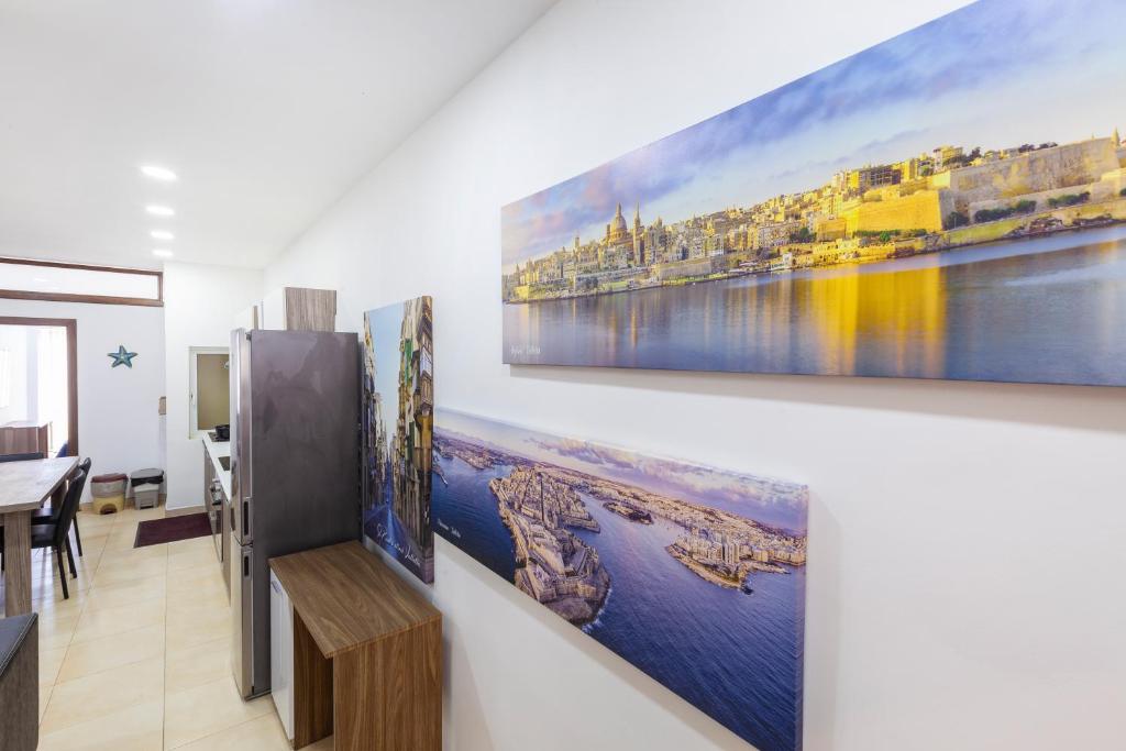Una sala de estar con un cuadro grande en la pared. en PC3- Centrally Located Apt-Close to University, en Msida