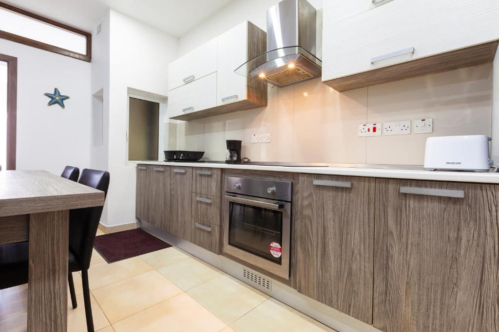 Una cocina o zona de cocina en PC3- Centrally Located Apt-Close to University