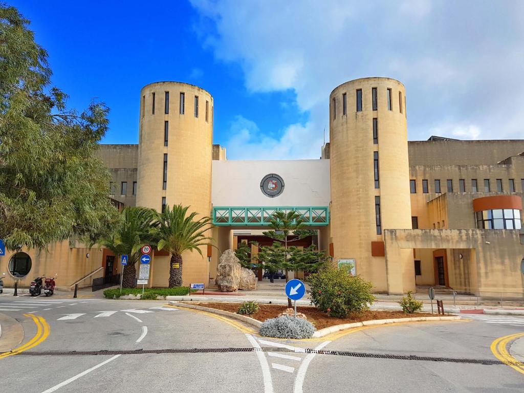 un edificio con dos torres en una calle en PC3- Centrally Located Apt-Close to University, en Msida