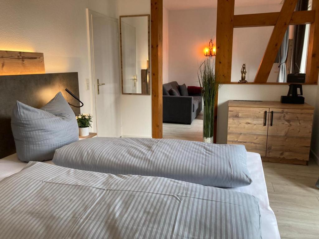 Ein Bett oder Betten in einem Zimmer der Unterkunft Hostel Harzer Hof