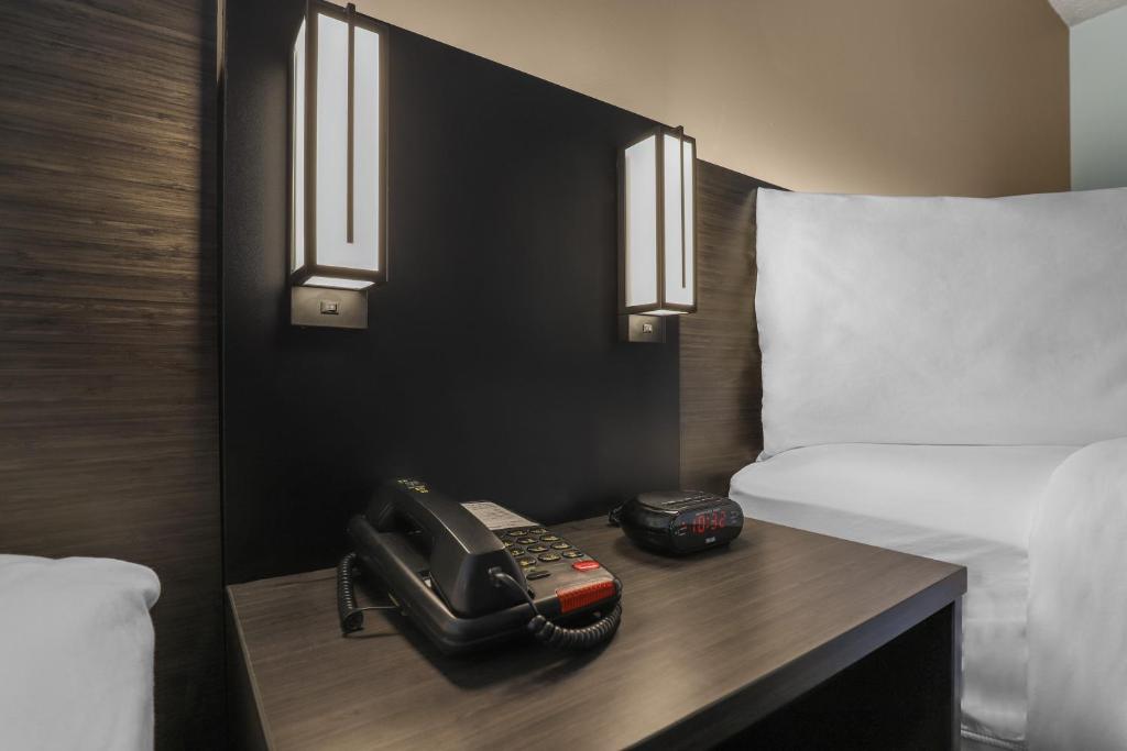 Postel nebo postele na pokoji v ubytování Motel 6 Brooks AB