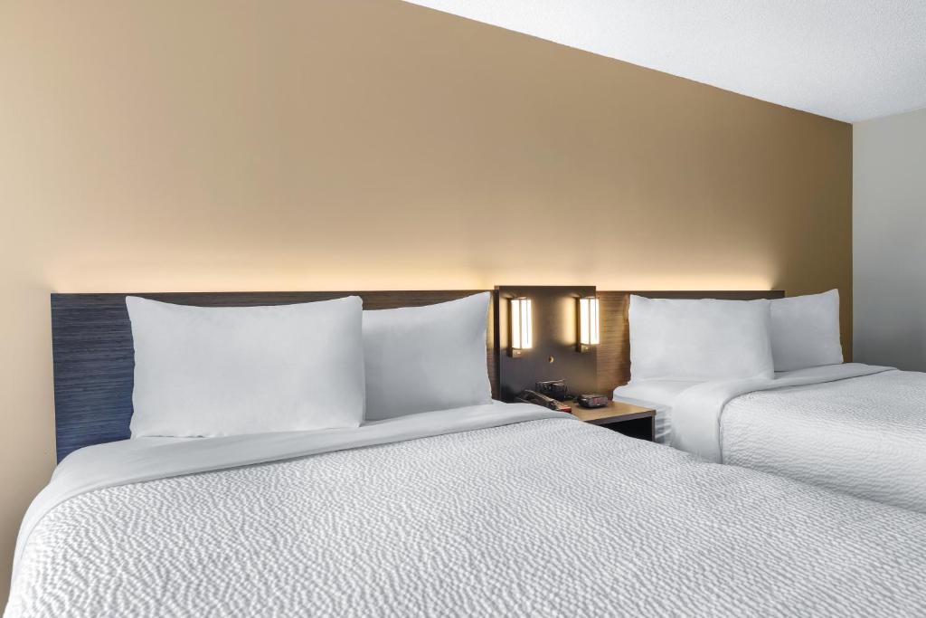 Postel nebo postele na pokoji v ubytování Motel 6 Brooks AB