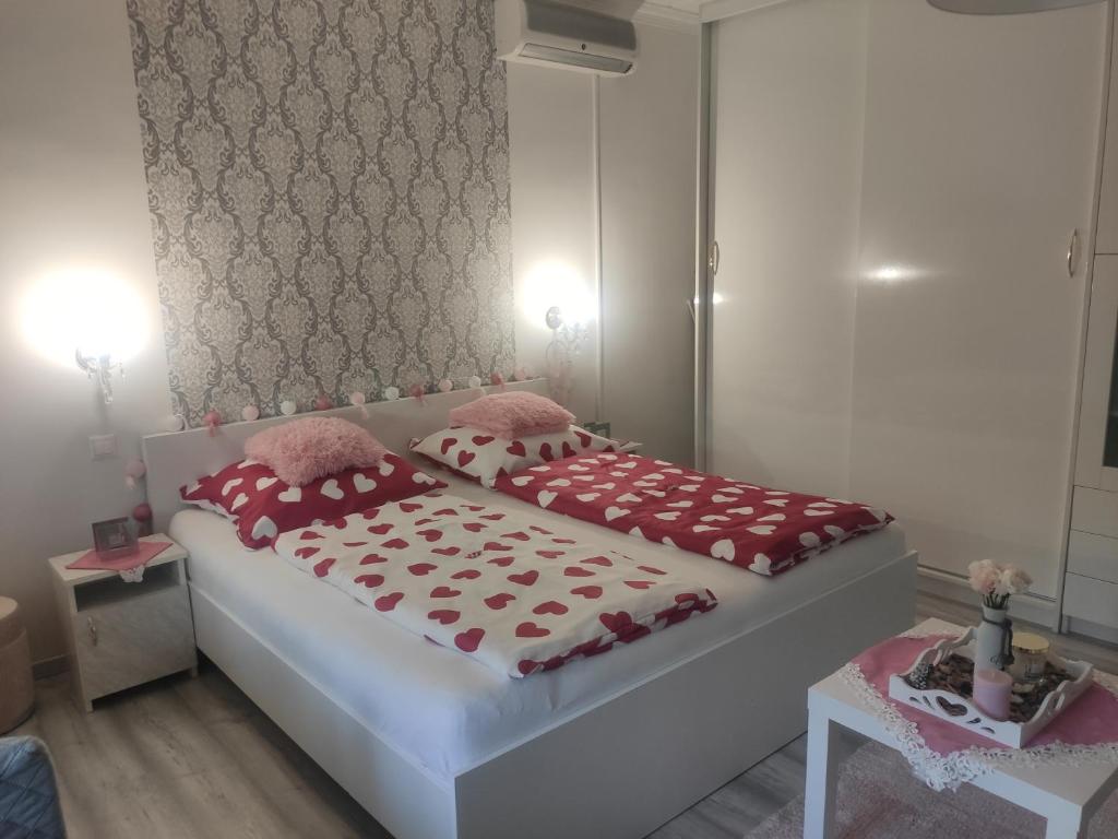 Łóżko lub łóżka w pokoju w obiekcie Szandra Vendégház