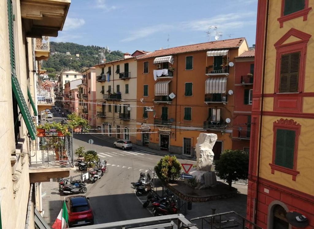 Blick auf eine Stadtstraße mit Gebäuden in der Unterkunft Casa Minù in La Spezia
