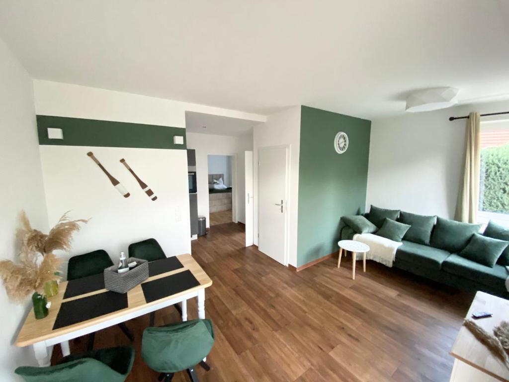 ein Wohnzimmer mit einem Sofa und einem Tisch in der Unterkunft Spreewald-Apartment I Netflix I Prime I Parkplatz in Burg