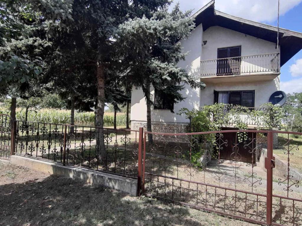 une maison avec une clôture devant elle dans l'établissement Bački Raj, à Gornja Rogatica