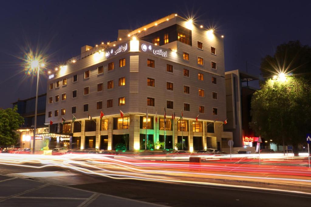 un edificio di notte con strisce di traffico davanti di Orans Suites 4 a Gedda