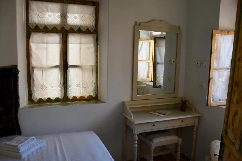 Postel nebo postele na pokoji v ubytování Yalos House