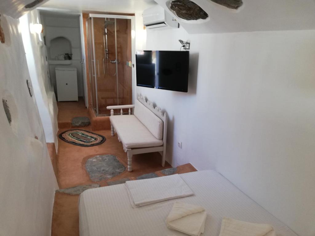TV a/nebo společenská místnost v ubytování Yalos House