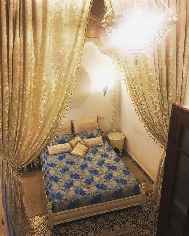 Postel nebo postele na pokoji v ubytování Riad Dar Arsama