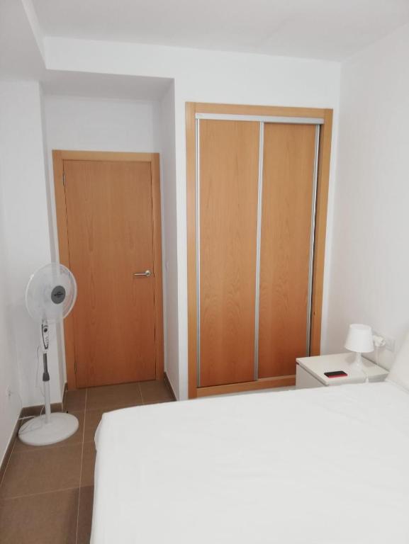 Postel nebo postele na pokoji v ubytování Apartamento Nuevo playa de Piles Complejo Blaumar