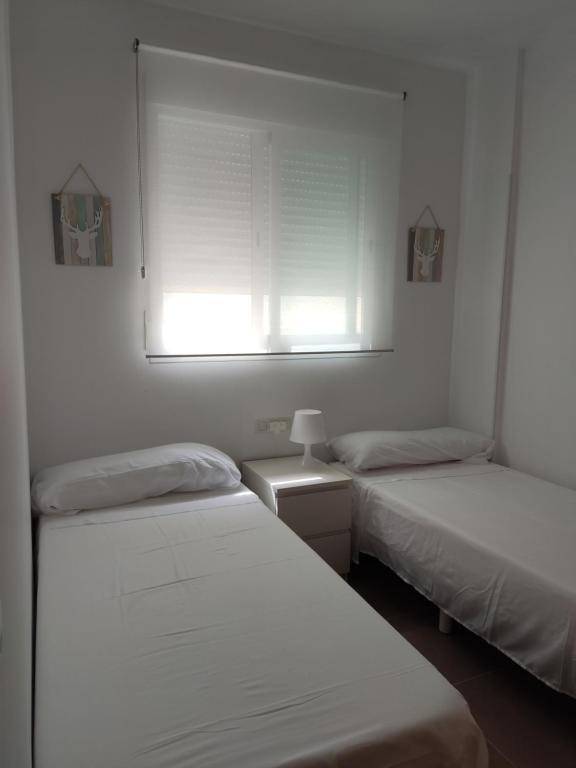Postel nebo postele na pokoji v ubytování Apartamento Nuevo playa de Piles Complejo Blaumar