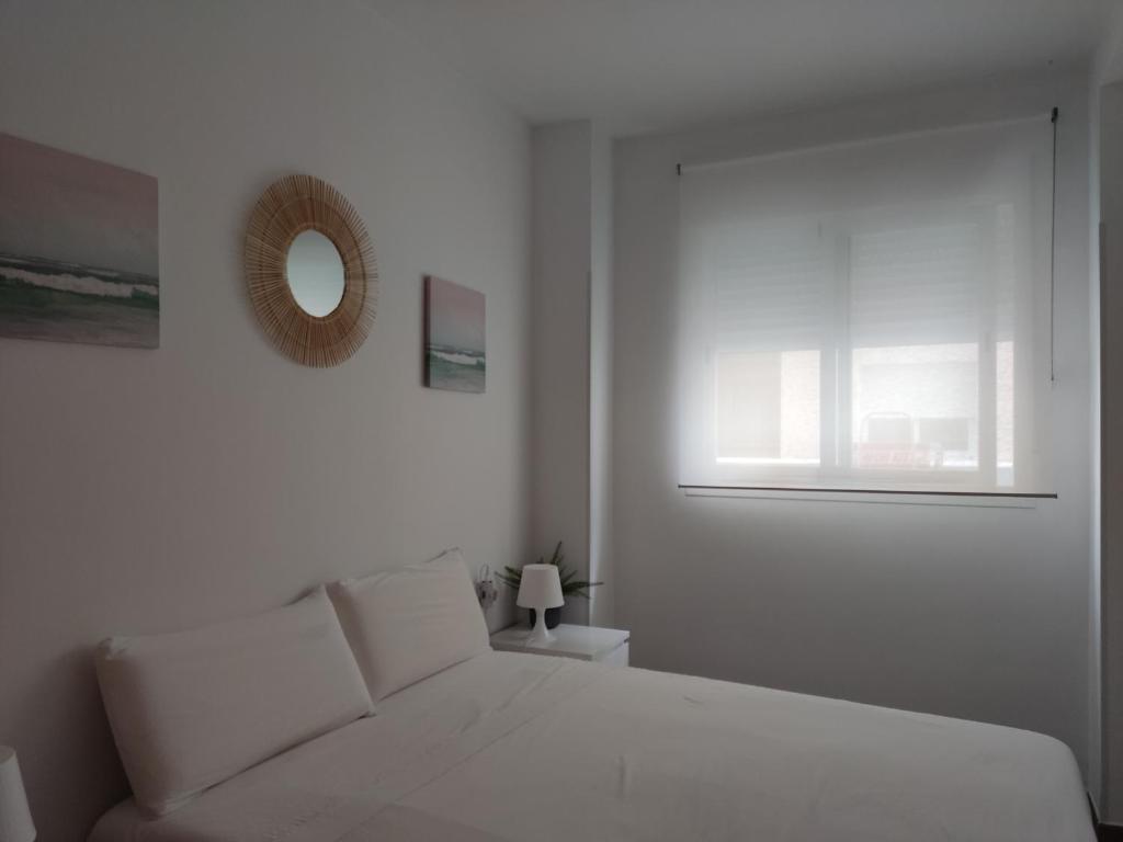Postel nebo postele na pokoji v ubytování Apartamento Nuevo playa de Piles Complejo Blaumar