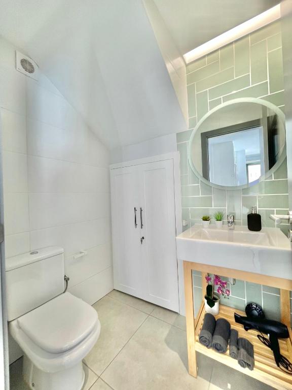 Kúpeľňa v ubytovaní Taucho - private, heatable pool, BBQ, 4 bedrooms - Vivienda vacacional