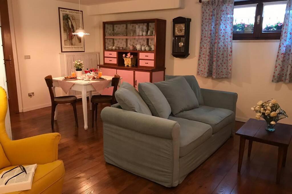 sala de estar con sofá y mesa en La tavernetta di Antonietta, en Villafranca di Verona