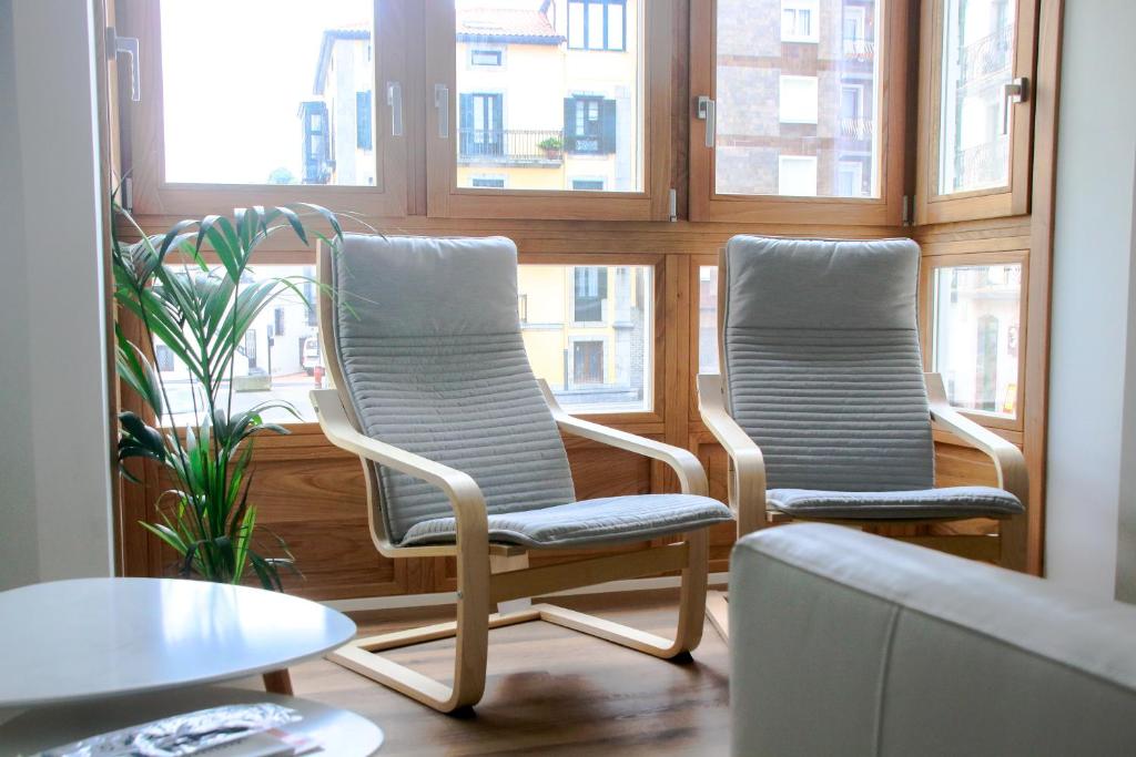 A seating area at Apartamentos Mundaka Surf Camp