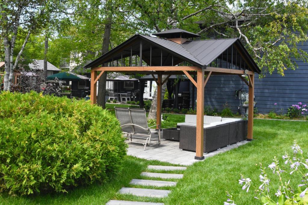 Adrians Wasaga Beach - Four-Bedroom House