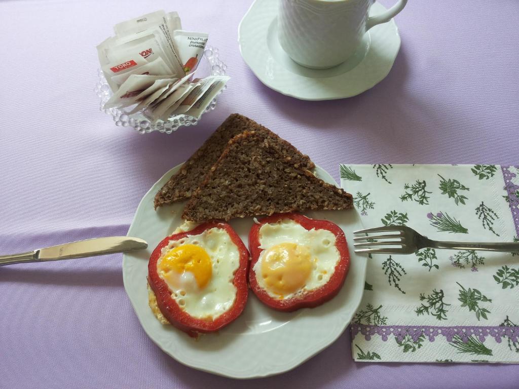 Jedlo v ubytovaní bed & breakfast alebo blízkom okolí