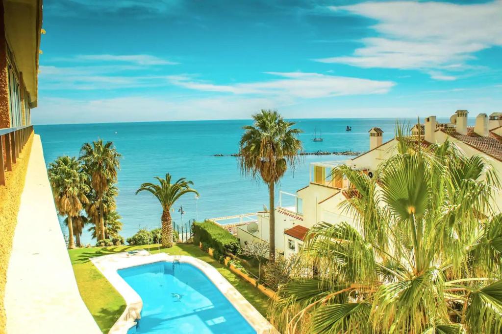 Utsikt över poolen vid Piso bonito en la primera linea de la playa con vistas al mar en Benalmadena eller i närheten