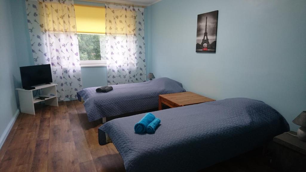 Habitación con 2 camas, TV y habitación con 2 camas. en Pärna külaliskorter en Vaemla