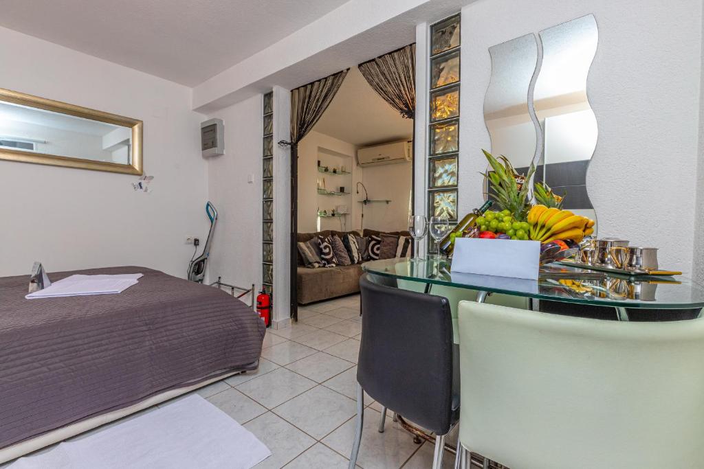 een slaapkamer met een bed en een glazen tafel in een kamer bij Apartment Rippl in Crikvenica