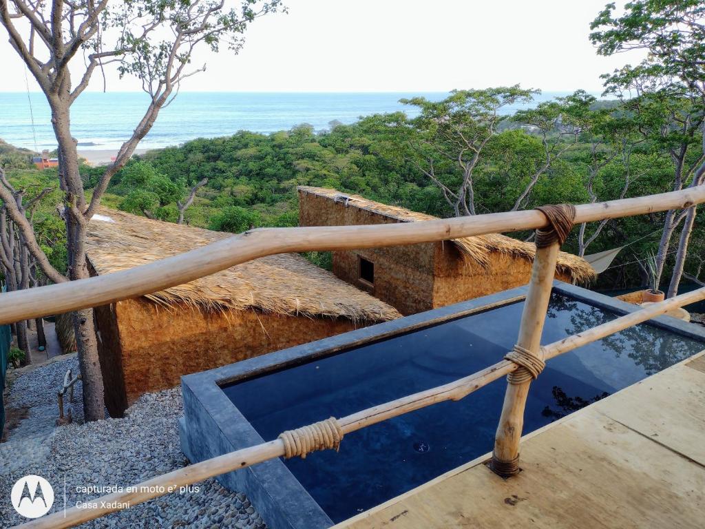 - une vue depuis le balcon d'une maison avec une baignoire bleue dans l'établissement Casa Xadani, à Cerro Largo