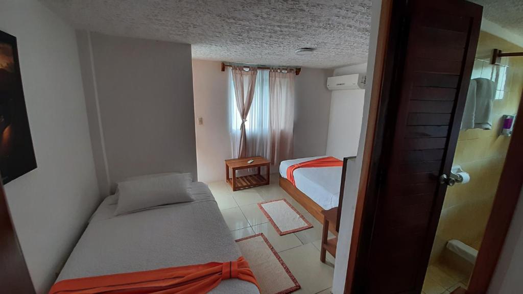 Postel nebo postele na pokoji v ubytování HOSTAL TERO REAL