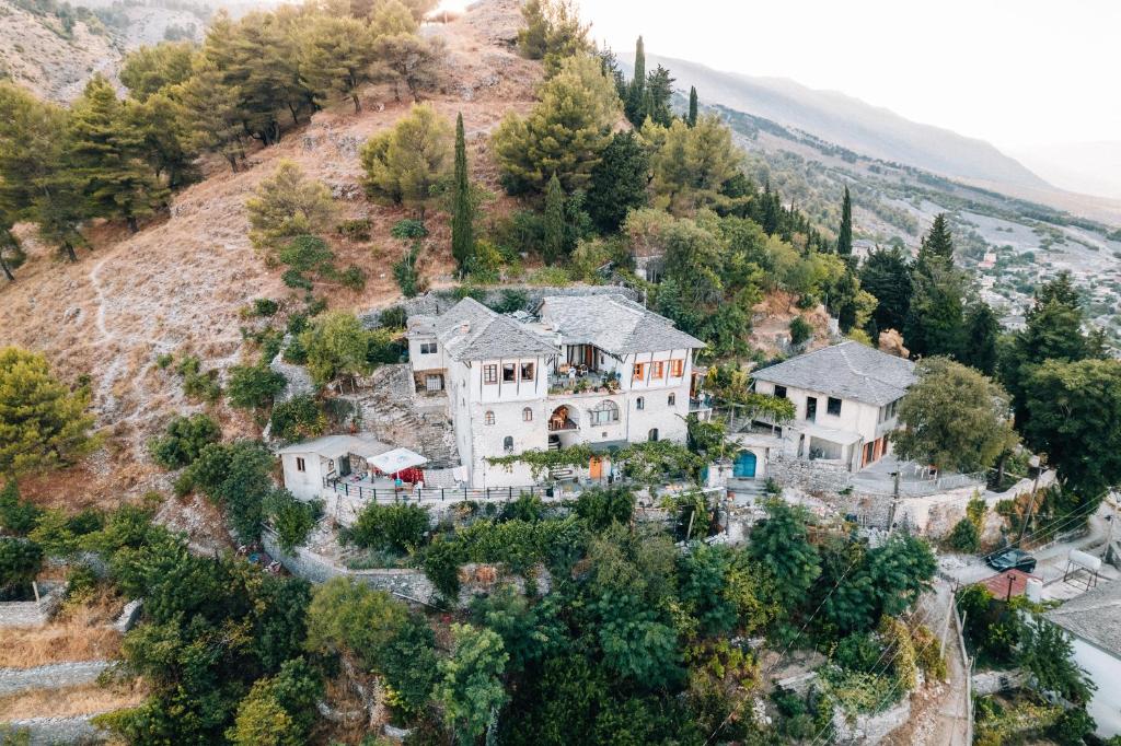 eine Luftansicht eines Hauses auf einem Hügel in der Unterkunft Guest House Salaria in Gjirokastër