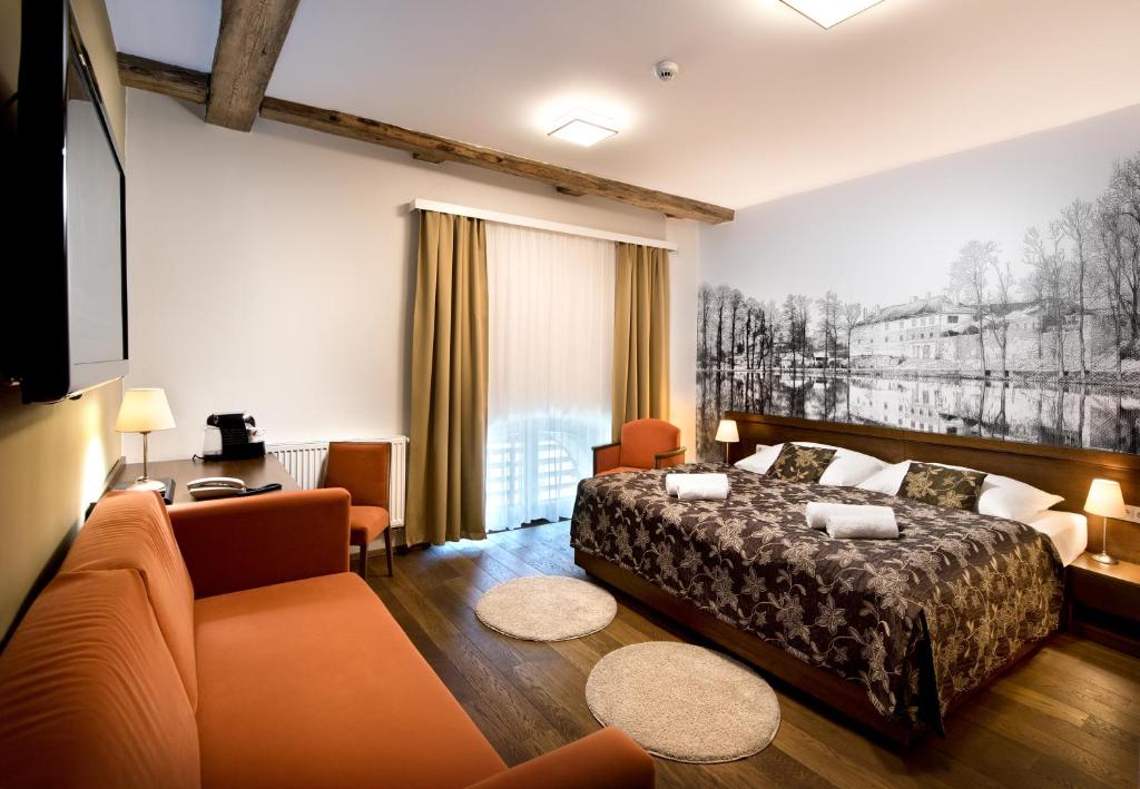 pokój hotelowy z łóżkiem i kanapą w obiekcie Hotel Tvrz Orlice w mieście Letohrad