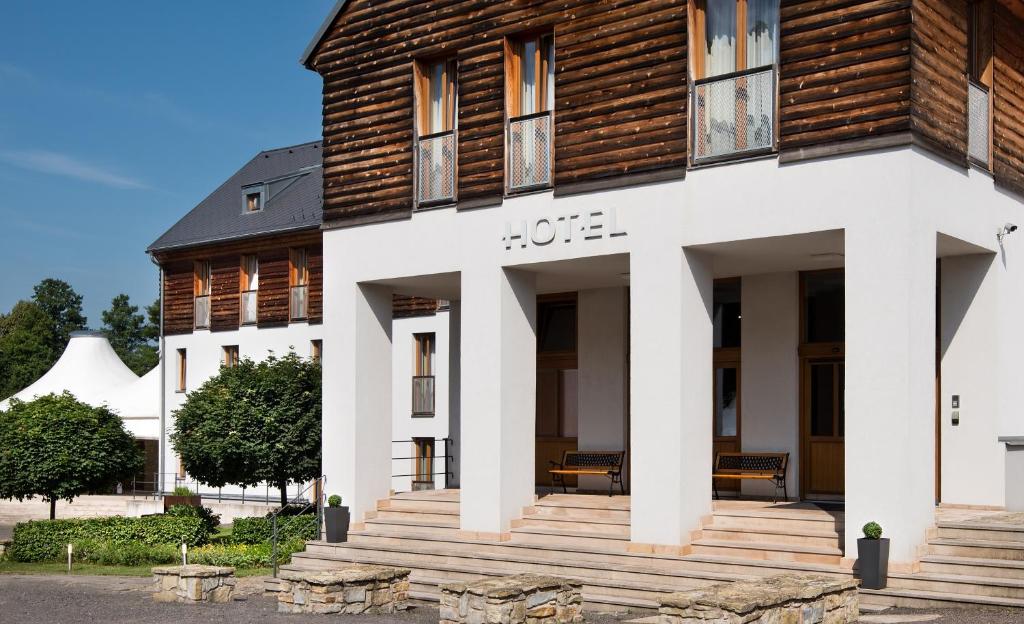 een wit gebouw met een houten gevel bij Hotel Tvrz Orlice in Letohrad