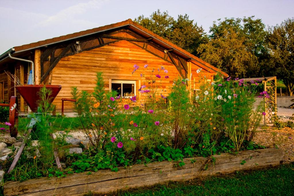 un jardín frente a una cabaña de madera en Le Paradis, chambres d'hôtes - BNB- Gîte, en La Roche-sur-Foron