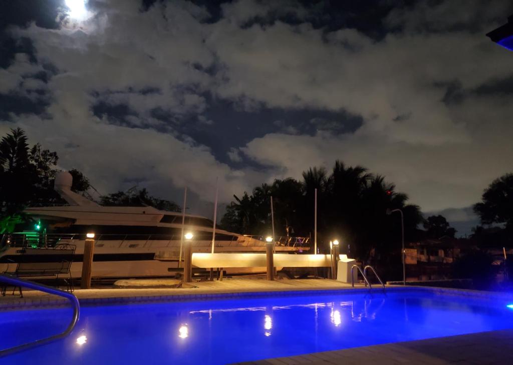 Waterfront home with heated pool & jacuzzi & pool table & ping pong table & bar by Hard Rock