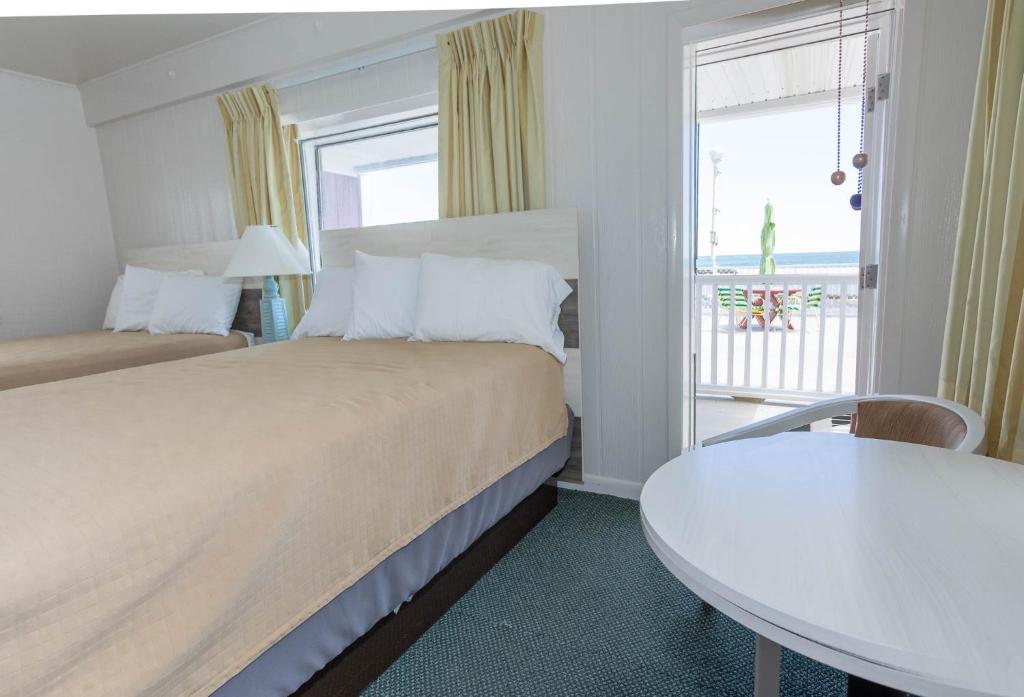 Ein Bett oder Betten in einem Zimmer der Unterkunft Fish Tales Boardwalk Inn &amp; Ocean Mecca Motel