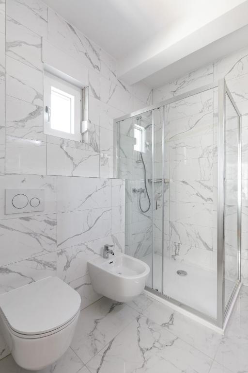 Kúpeľňa v ubytovaní Elysian Zen Luxury Apartment - Two Bedroom Apartment with Terrace and Sea View