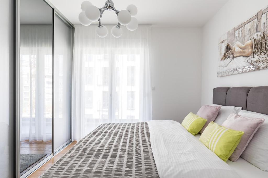 Posteľ alebo postele v izbe v ubytovaní Elysian Zen Luxury Apartment - Two Bedroom Apartment with Terrace and Sea View