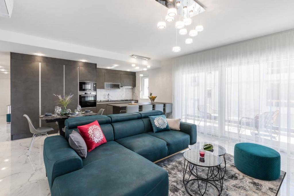 Posedenie v ubytovaní Elysian Zen Luxury Apartment - Two Bedroom Apartment with Terrace and Sea View