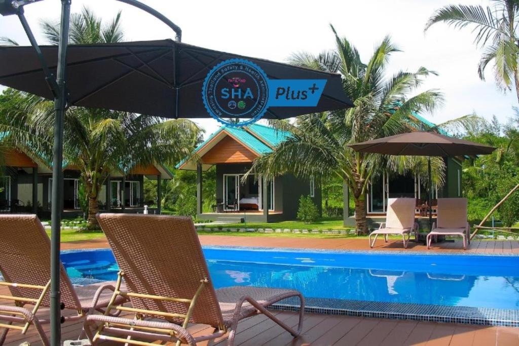 Bazén v ubytování Hongte Khaolak Resort nebo v jeho okolí
