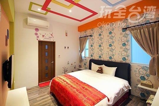una camera con un letto e una finestra di 鐵花108 民宿 a Città di Taitung