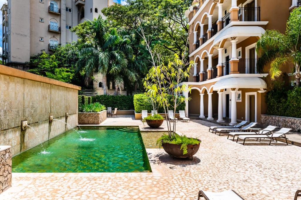 uma piscina no pátio de um edifício em LUXURY 3BR appt, CENTER, 2 min to BEACH, hi-speed wifi em Tamarindo