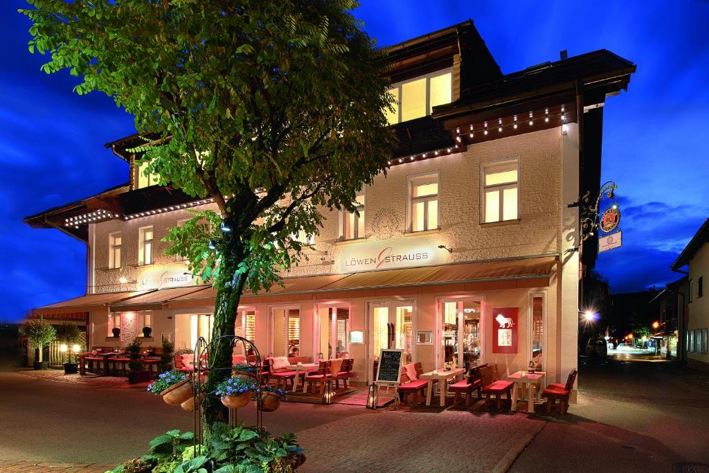 ein Gebäude mit einem Baum davor in der Unterkunft Alpin Lifestyle Hotel Löwen & Strauss in Oberstdorf