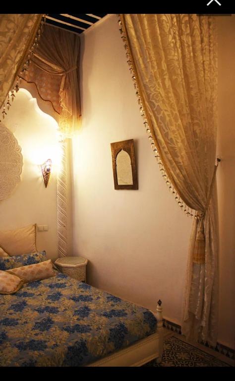 Postel nebo postele na pokoji v ubytování Riad Dar Arsama