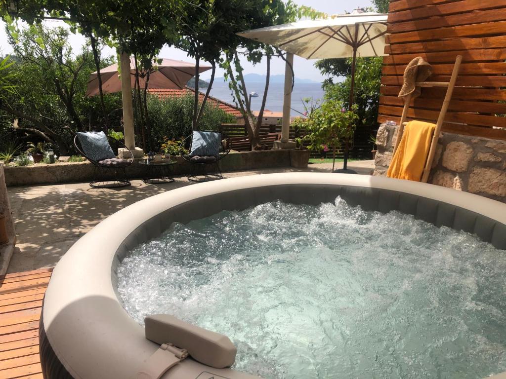 einen Whirlpool mit Wasser im Hinterhof in der Unterkunft SECRET PARADISE-Holiday home with hot tub and BBQ in Lopud Island